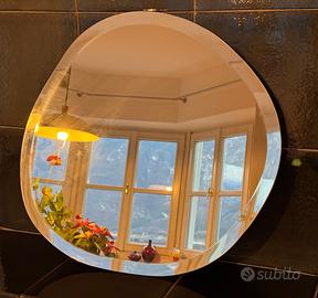 Specchio irregolare con Bisellatura illuminato LED