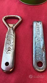 Due apribottiglie vintage Pepsi Cola e Coca Cola