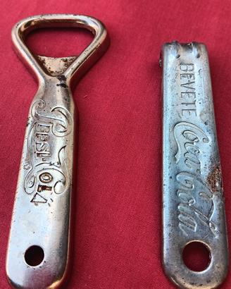 Due apribottiglie vintage Pepsi Cola e Coca Cola