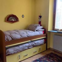 Letto doppio con 2 ripiani scrivania estraibili