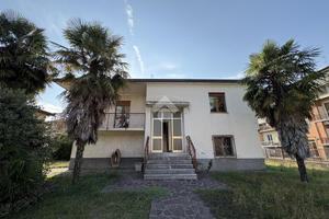 VILLA SINGOLA A ALBANO SANT'ALESSANDRO