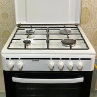 Cucina a gas con 4 fornelli e forno