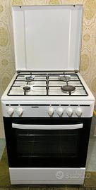 Cucina a gas con 4 fornelli e forno