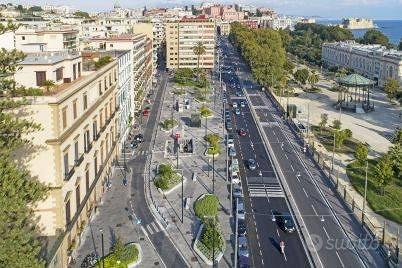 Appartamento di 670 m² con più di 5 locali a Napol