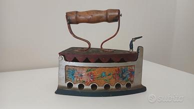 Antico ferro da stiro vintage
