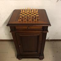 Comodino con dama e scacchiera