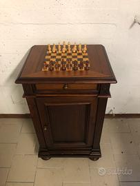 Comodino con dama e scacchiera