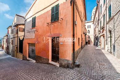 QUADRILOCALE TRA I VICOLI DI SIROLO