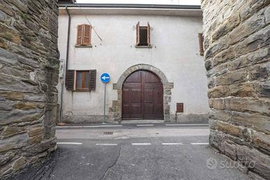 Palazzo / Stabile di 270 m² con più di 5 locali a 