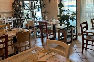 pizzeria con piccola cucina 