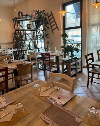 pizzeria con piccola cucina 