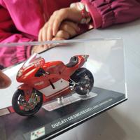 Ducati desmosedici loris capirossi 2004