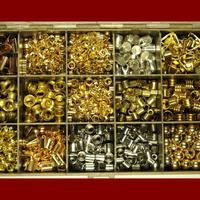 Scatola con minuterie metalliche miste