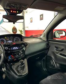 LANCIA Y DA VETRINA UNICO PROPRIETARIO 