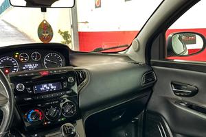 LANCIA Y DA VETRINA UNICO PROPRIETARIO 