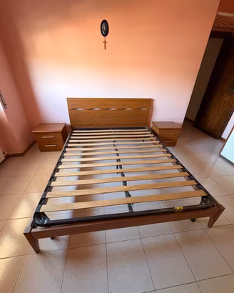 Letto matrimoniale con comodini 