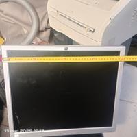 monitor HP  con piantana regolabiregolabile