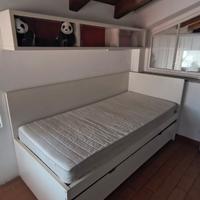 letto singolo con comodino e...