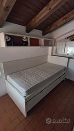 letto singolo con comodino e...
