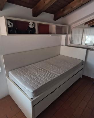 letto singolo con comodino e...