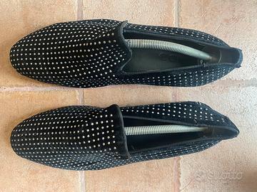 Mocassino camoscio con microborchie