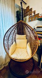 Sedia in rattan a guscio a dondolo