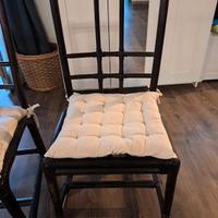 4 Sedie in legno scuro con cuscini beige