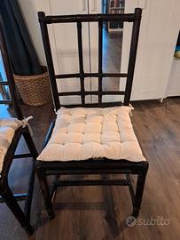 4 Sedie in legno scuro con cuscini beige