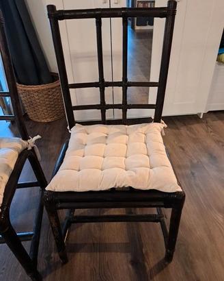 4 Sedie in legno scuro con cuscini beige