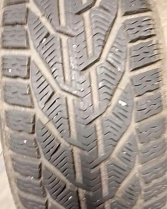 Treno Gomme invernali 215/55/R17marca taurus