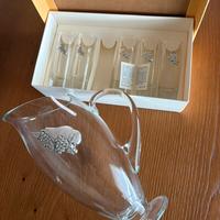 Caraffa  e bicchierini con grappolo uva in argento