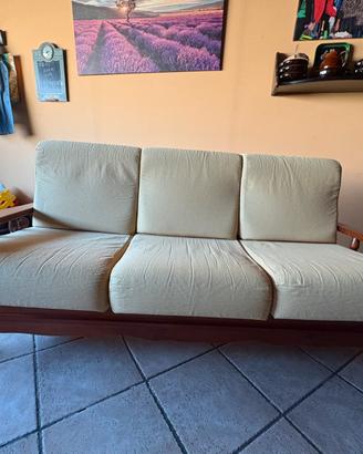 Divano con struttura in legno