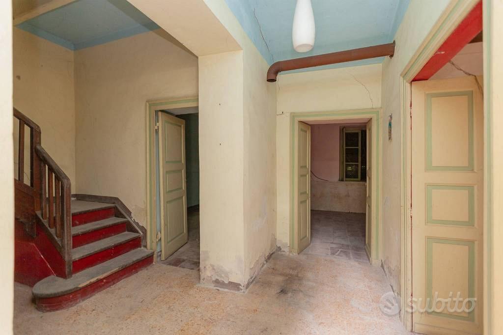 Rustico / Casale di 220 m² con più di 5 locali a R - Altro