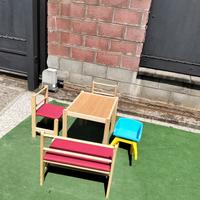 tavolino di legno da giardino con cariola 