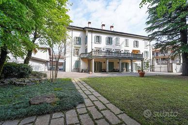 Palazzo / Stabile di 950 m² con più di 5 locali a 