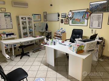 Studio medico arredato