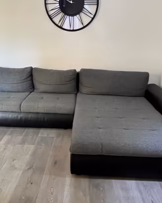 Divano letto con chaise longe e vano contenitore