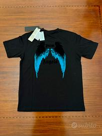 T-shirt nera con ali blu vellutate e in rilievo