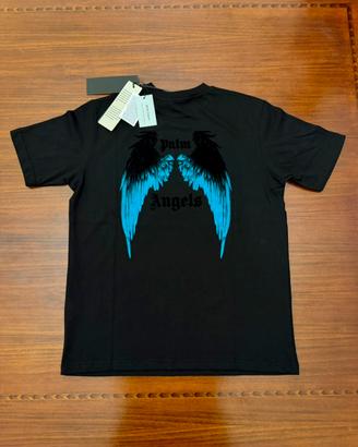 T-shirt nera con ali blu vellutate e in rilievo