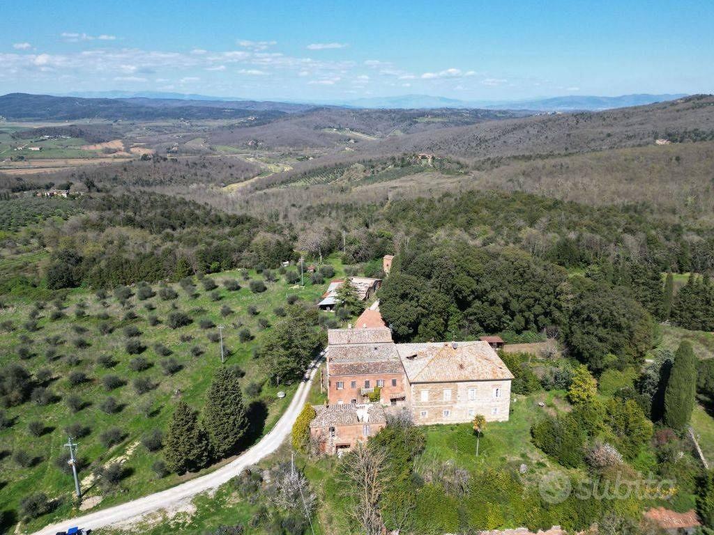 Rustico / Casale di 1500 m² con più di 5 locali e - Vista 2