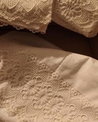 Coppia di lenzuola più federe con pizzo di qua