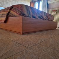 Letto matrimoniale moderno con contenitore .
