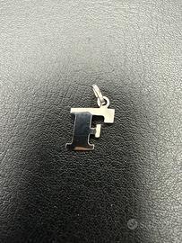 Ciondolo F in oro bianco 750 (18 Kt)