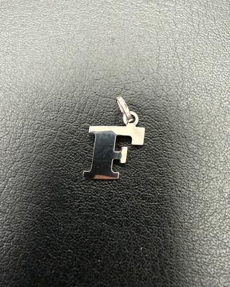Ciondolo F in oro bianco 750 (18 Kt)