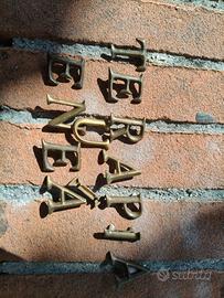 lettere in bronzo in rilievo 