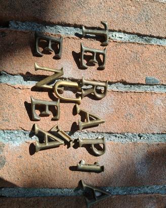 lettere in bronzo in rilievo 