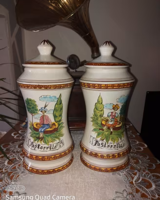 Due vasi farmacia vintage
