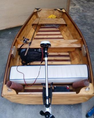 Barca in legno multistrato con motore elettrico