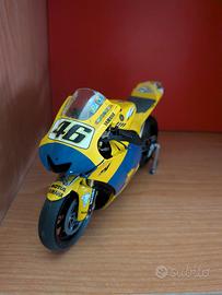 Yamaha M1 1:12 Minichamps Valentino Rossi 2006