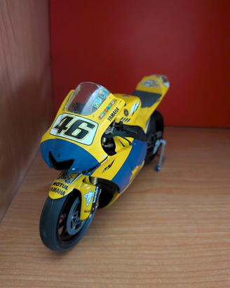 Yamaha M1 1:12 Minichamps Valentino Rossi 2006